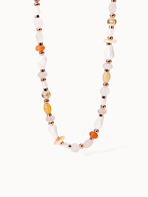 Feminine Kette aus roséfarbenen Perlen und Muscheln von PURELEI, strahlt tropische Leichtigkeit aus.