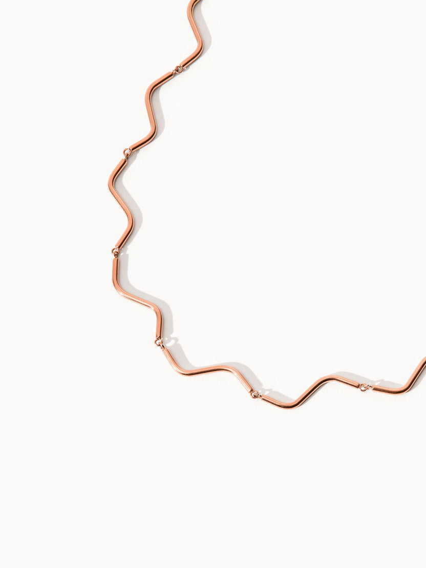 Roségoldene Wellenkette von PURELEI, elegant und modern, auf weißem Hintergrund.
