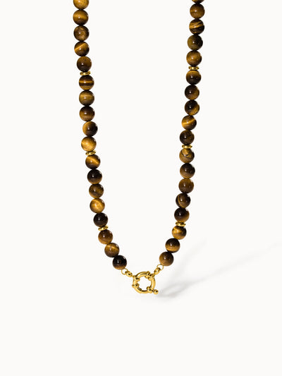 Goldene Tigerauge-Kette von PURELEI mit glänzenden, runden Perlen in Erdtönen.