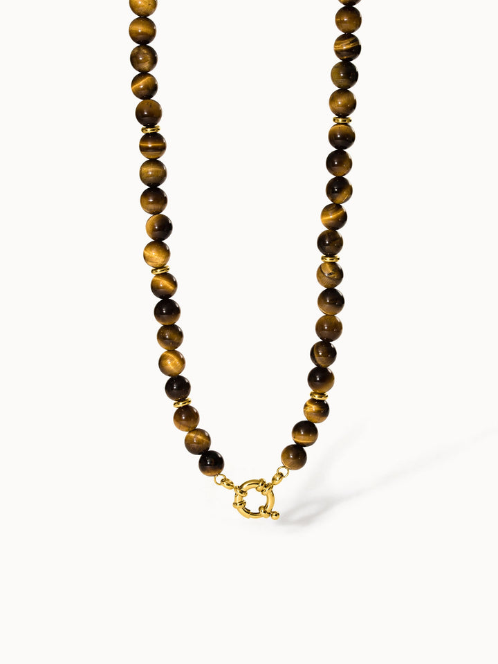 Goldene Tigerauge-Kette von PURELEI mit glänzenden, runden Perlen in Erdtönen.