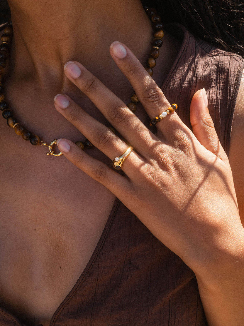 Anxiety Tiger‘s Eye Pearl Ring von PURELEI aus vergoldetem Edelstahl mit Tigerauge und Perle, elegant am Finger.