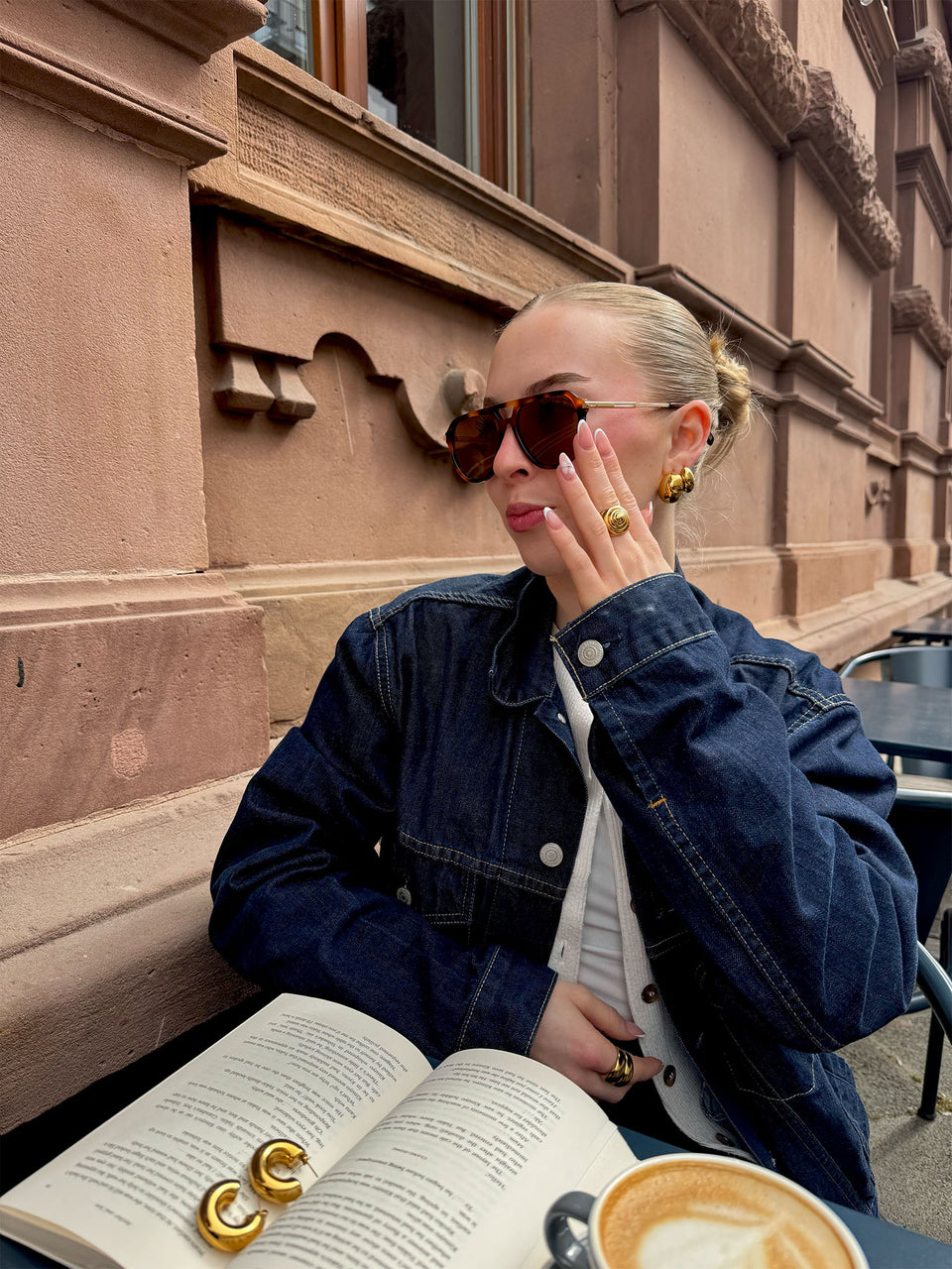 Palm Beach Sonnenbrille mit braunem Tortoise-Design und goldenen Bügeln, getragen im urbanen Sommer-Lifestyle von PURELEI.
