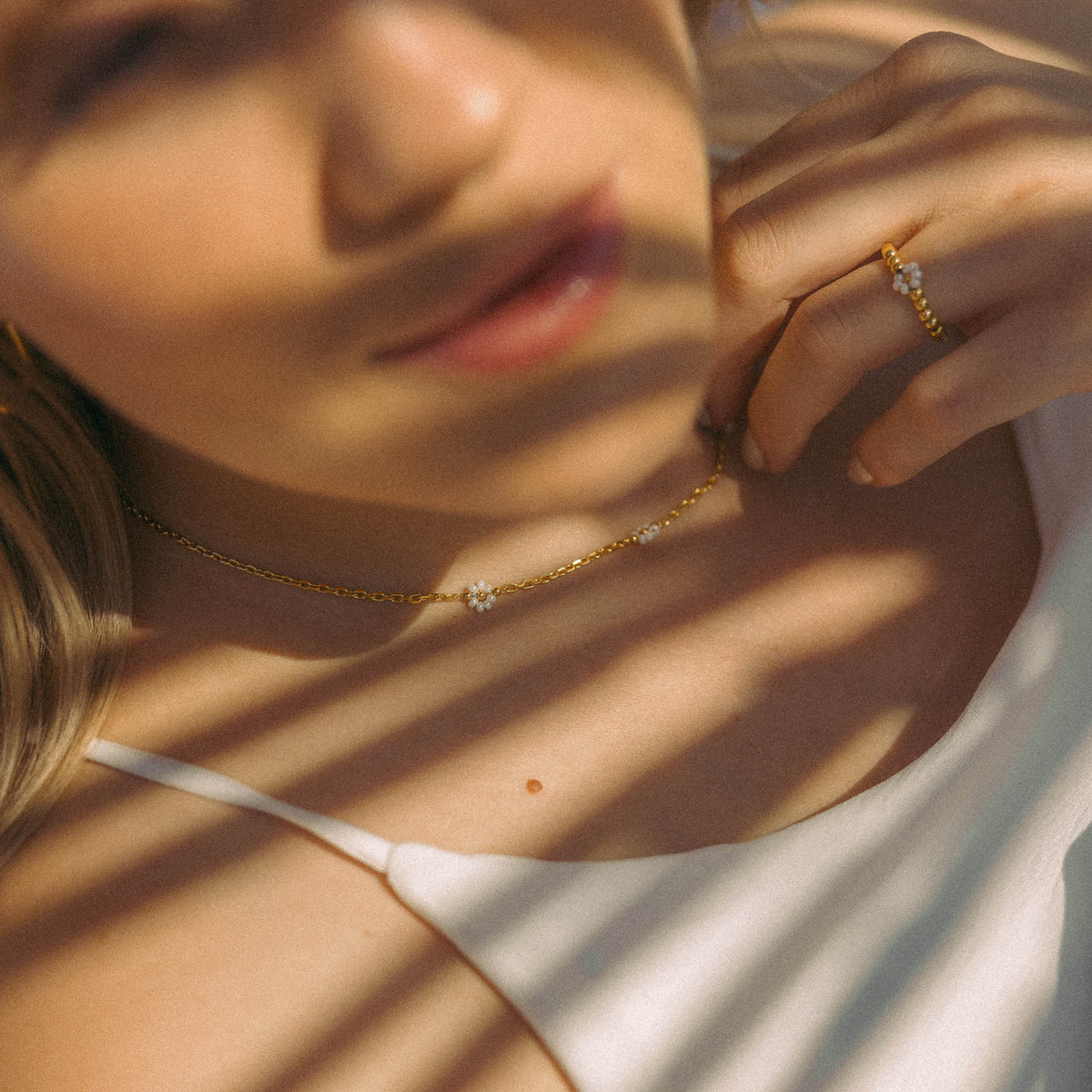 {"color":"Gold"}