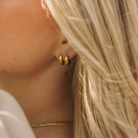 {"color":"Gold"}