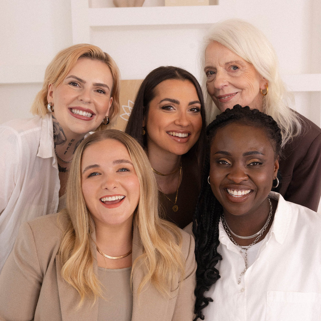 Fünf Frauen verschiedener Generationen tragen die nickelfreie Empowher Kette von PURELEI in Gold, Symbol für Stärke.