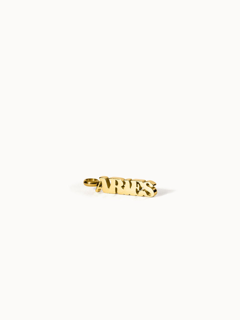 PURELEI Aries Letter Charm in goldfarbenem Edelstahl, klar und elegant auf hellem Hintergrund präsentiert.