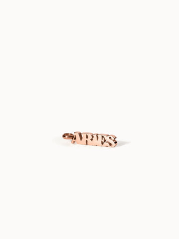 Roségoldener Aries Letter Charm aus Edelstahl, klare Typografie, elegant minimalistisch, PURELEI Design.