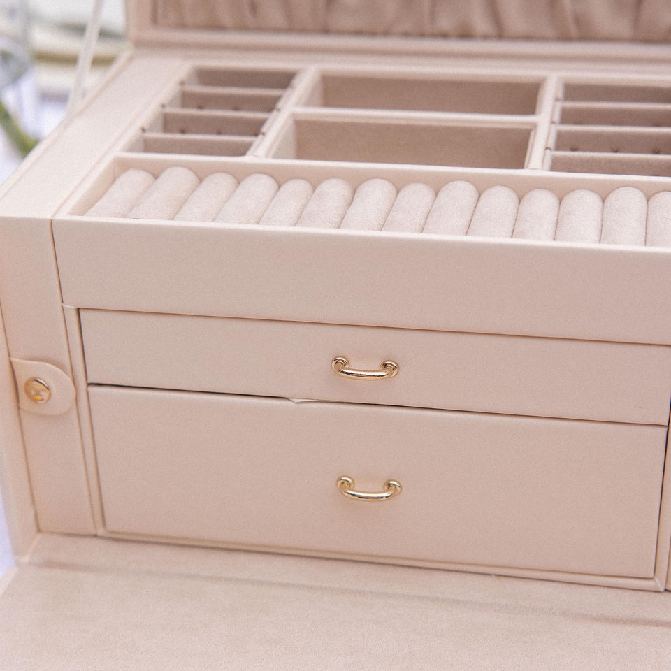 PURELEI Schmuck Box aus beigem Wildleder mit Fächern und integriertem Spiegel – elegant und feminin.