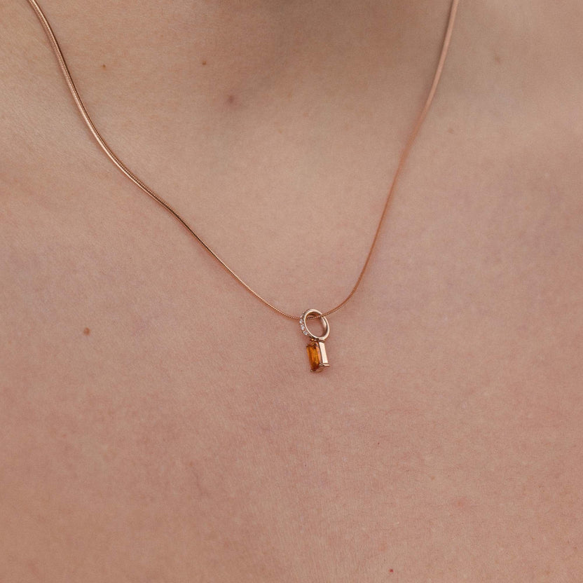 Roségoldene Kette mit Schlüsselanhänger, elegant und feminin, von PURELEI.