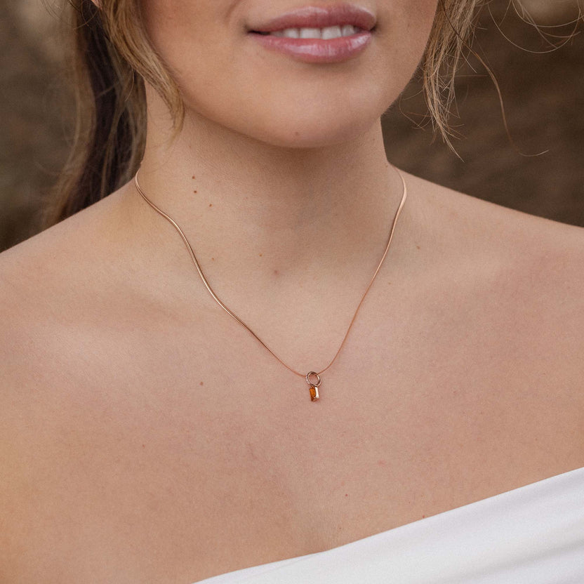 Silberne Kette mit Wellenform und Schlüsselanhänger, getragen von PURELEI.