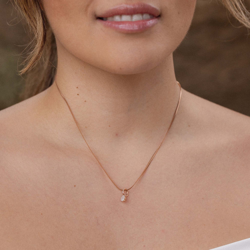 Roségoldene Kette mit Muschel-Anhänger, getragen am Hals, PURELEI-Design.