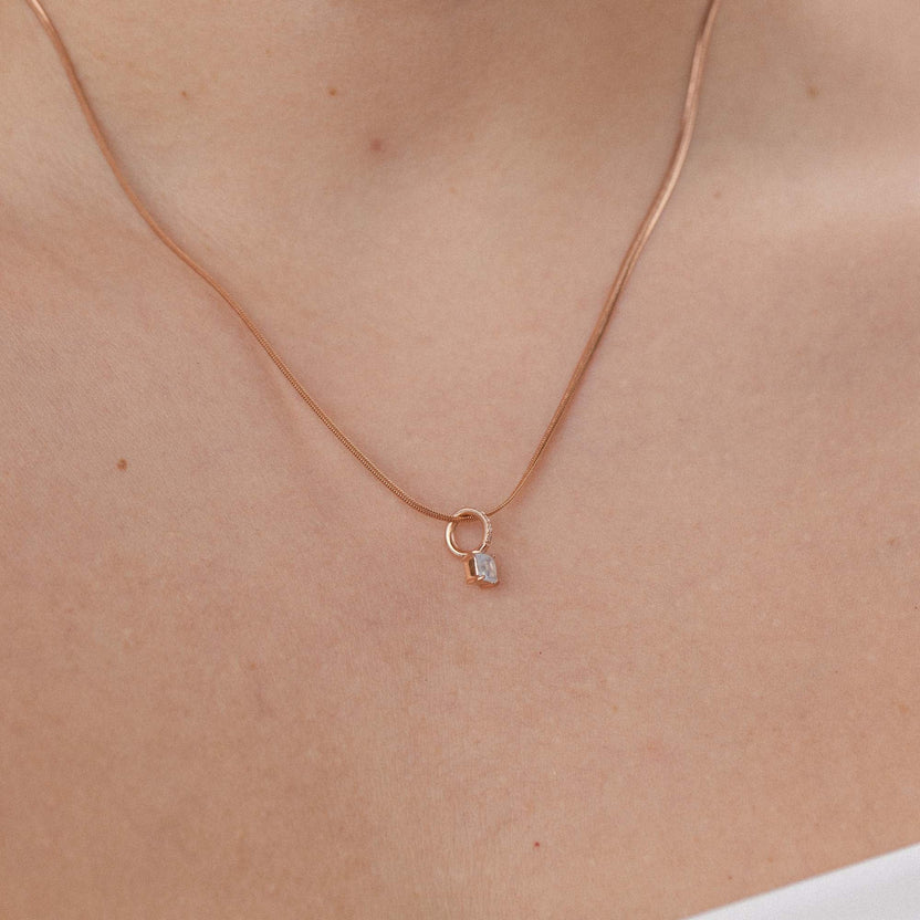 Roségoldene Kette mit zartem Anhänger, getragen auf der Haut, von PURELEI.