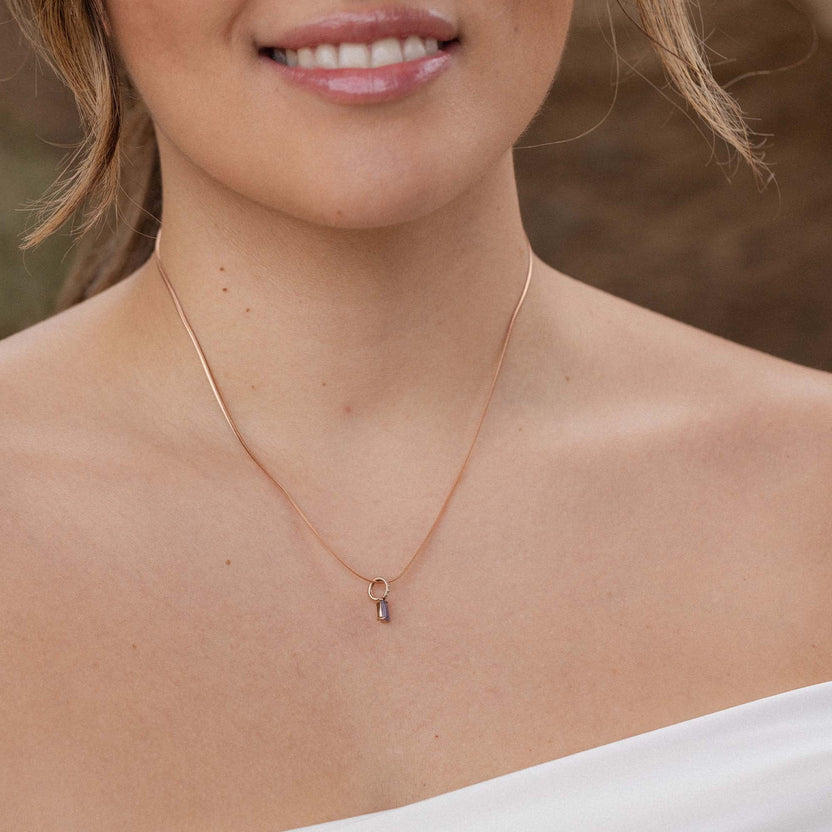 Roségoldene Kette mit Anhänger, elegant am Hals getragen, PURELEI Stil.