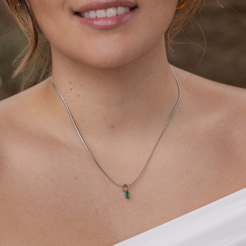 Silberne Kette mit Schlüsselanhänger, elegant am Hals getragen, PURELEI inspiriert.