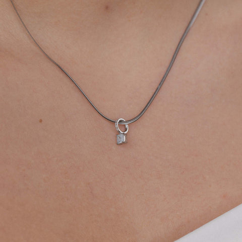 Silberne Kette mit quadratischem Anhänger, elegant und feminin, von PURELEI.