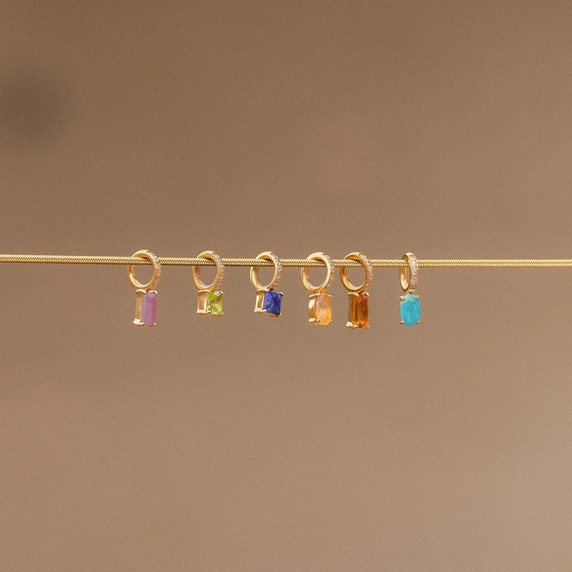 Goldene Anhänger mit bunten Steinen, elegant und modern, von PURELEI.