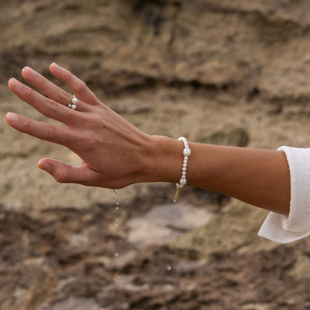 Glace Armband von PURELEI mit goldvergoldeten Süßwasserperlen, natürlich, elegant, getragen am Handgelenk im Outdoor-Mood