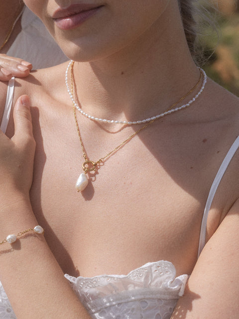 PURELEI Lokahi Charm Kette aus 18K Gold Edelstahl mit Perlenanhänger, zart und elegant am Schlüsselbein getragen