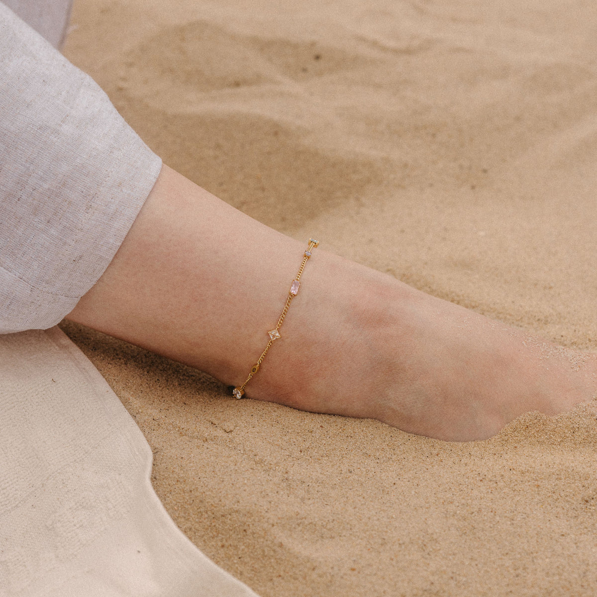 {"color":"Gold"}