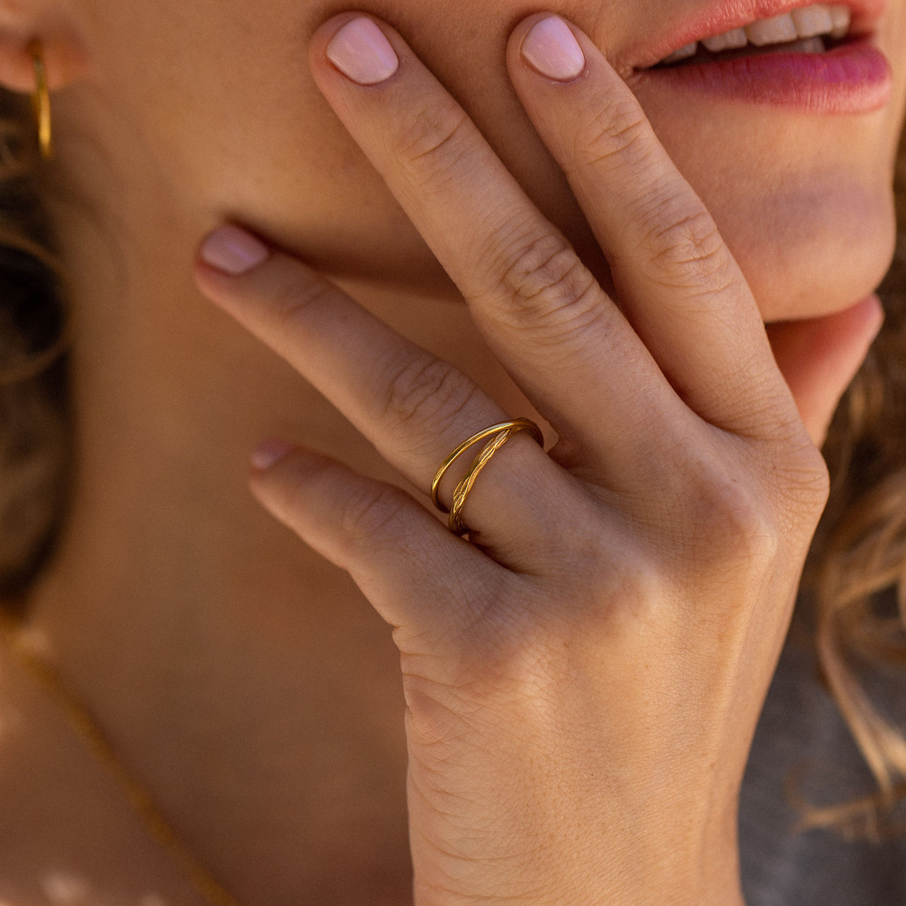 Double Match Anxiety Ring von PURELEI, 18K vergoldeter Edelstahl, gehämmertes Design am eleganten Finger getragen, feminine Ästhetik.