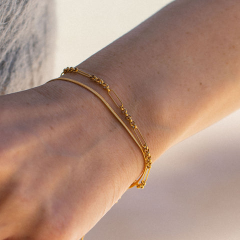 {"color":"Gold"}