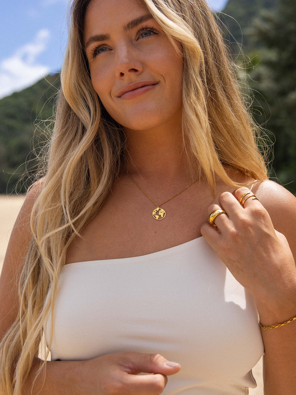 PURELEI World Map Kette aus vergoldetem Edelstahl, zart am Dekolleté, strahlt feminine Abenteuerlust aus.