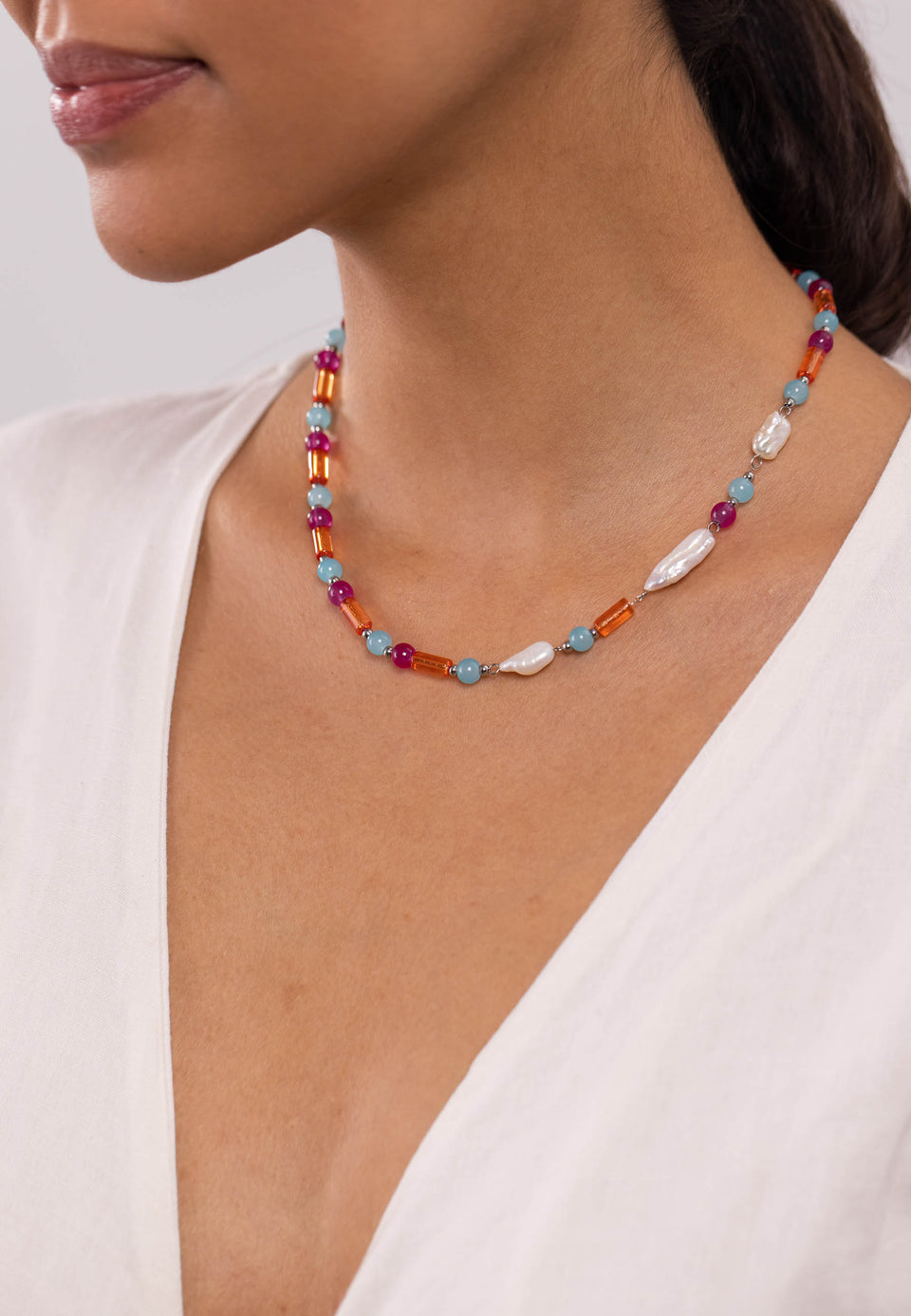 Delight Kette von PURELEI mit buntem Perlenmix aus Glas und Süßwasserperlen, elegant am Hals getragen.