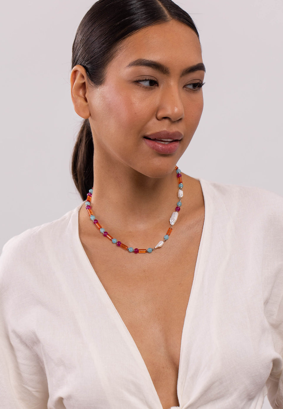 PURELEI Delight Kette mit buntem Perlenmix aus Glas und Süßwasserperlen, feminin und sommerlich getragen.