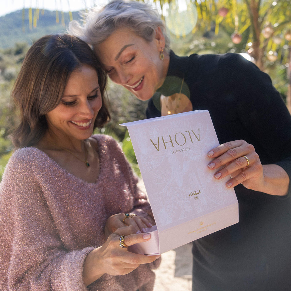 Aloha Geschenkbox für 4 Produkte in Rosé mit tropischem Weißprint und magnetischem Verschluss von PURELEI.
