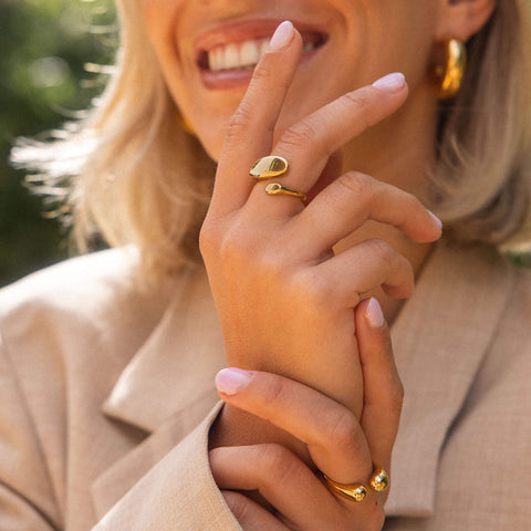 {"color":"Gold"}
