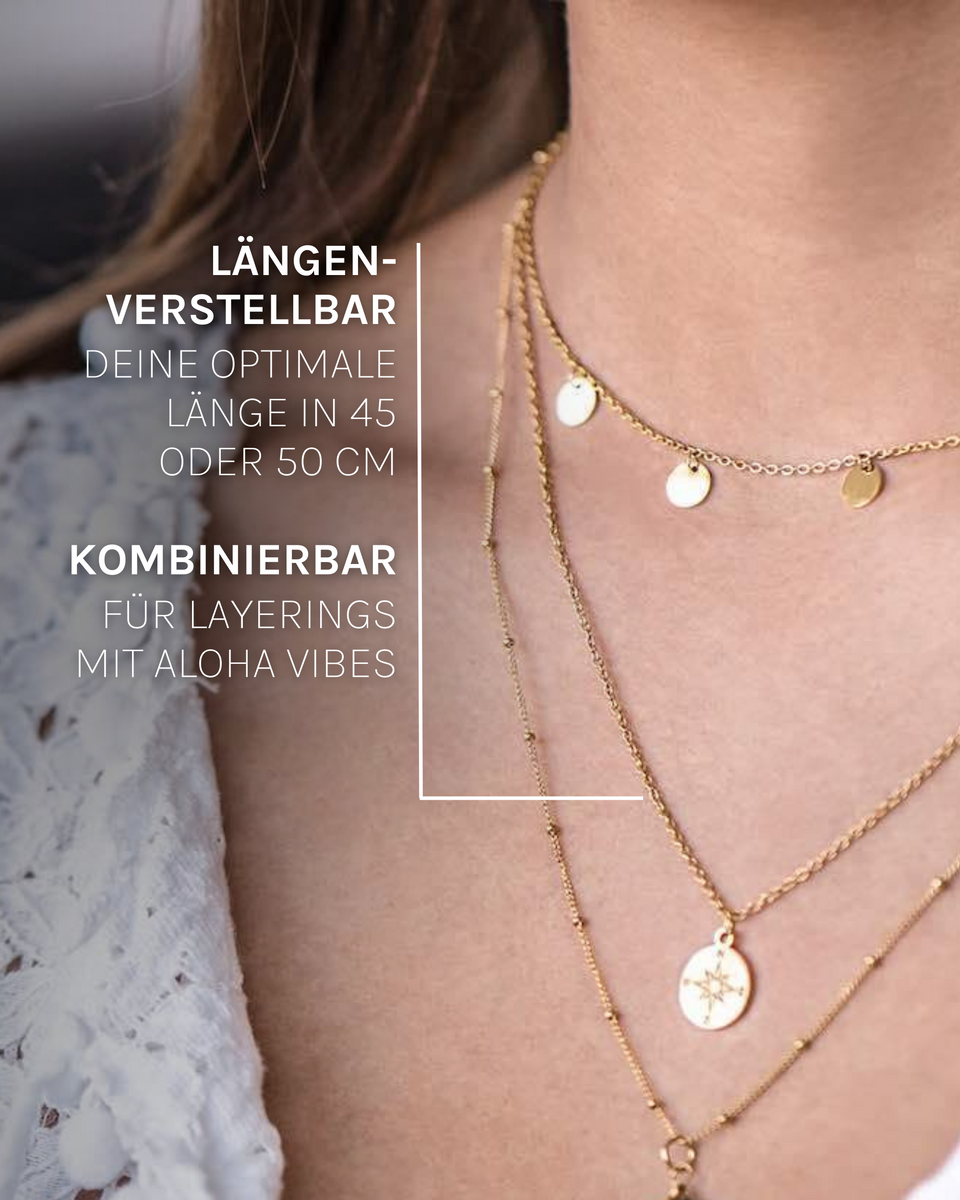 PURELEI Compass Kette in 18K Gold mit Kompass-Anhänger, elegant geschichtet am Schlüsselbein getragen.