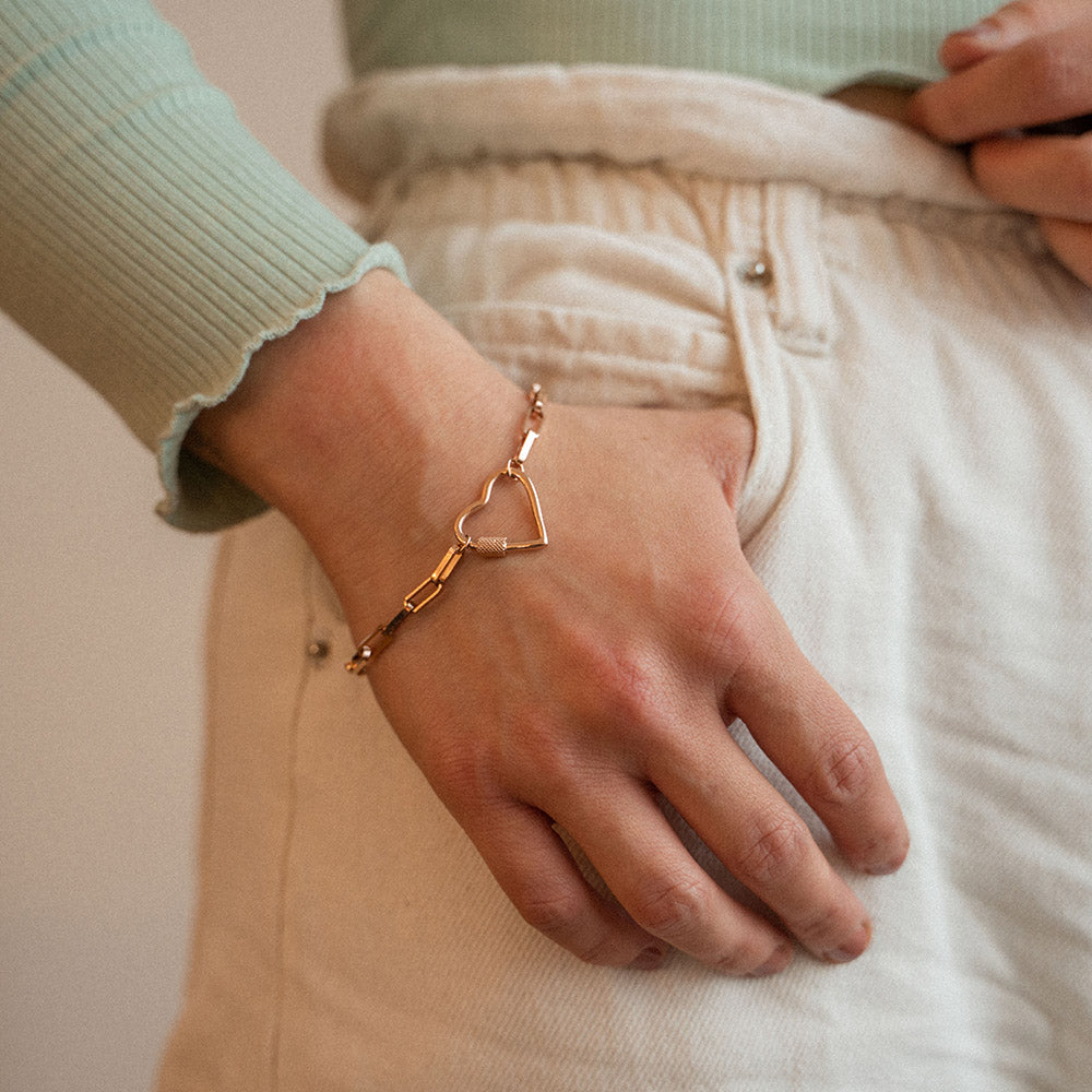 Palekana Heart Armband von PURELEI aus rosévergoldetem Edelstahl mit geometrischem Herz am Handgelenk getragen.