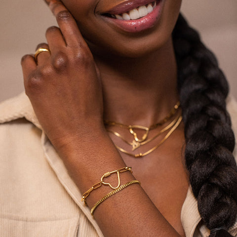 PURELEI Palekana Heart Armband aus 18K Gold, eckige Glieder, am Handgelenk getragen, elegant und feminin.