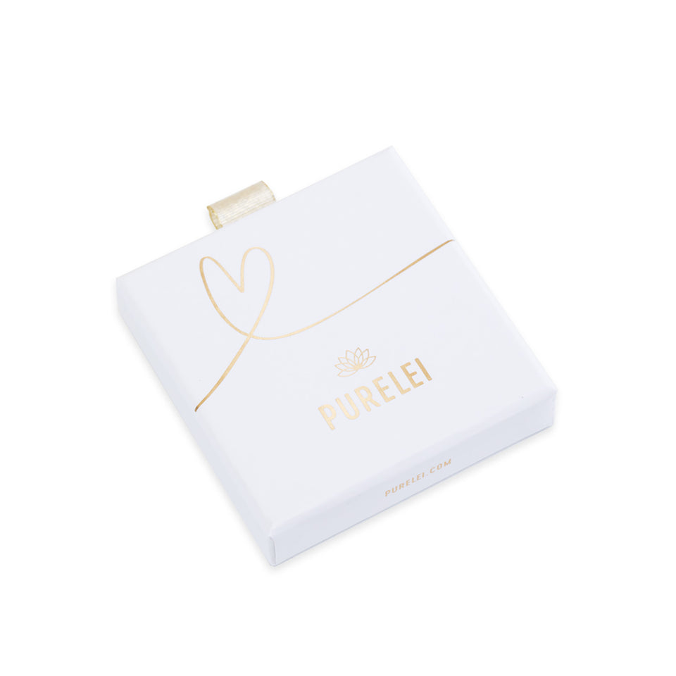 Weiße Schmuckschachtel mit goldenem Herz und PURELEI-Logo, elegant und minimalistisch gestaltet.