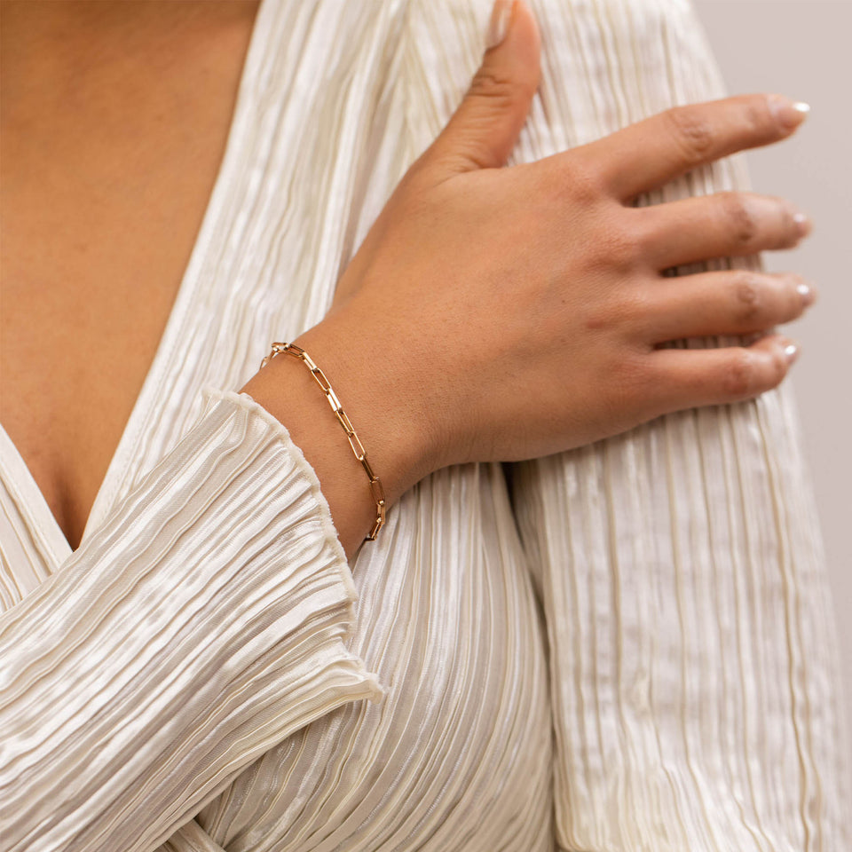 Goldfarbenes PURELEI Waina Armband mit feiner Gliederkette am Handgelenk, elegant und feminin.