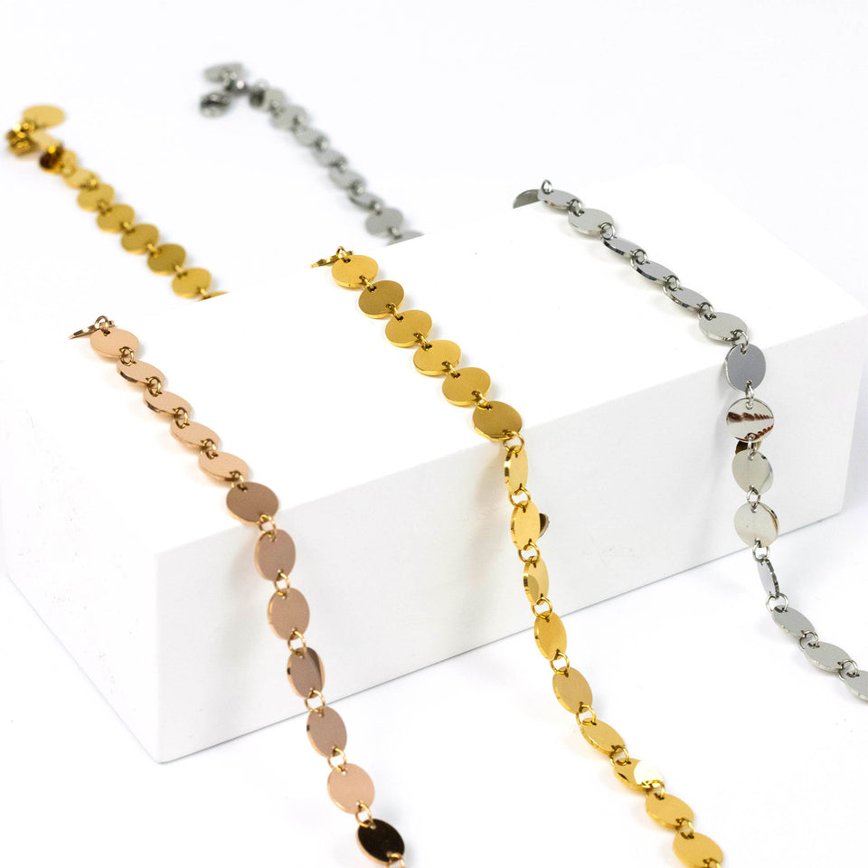 PURELEI Kalani Kette in Gold, Roségold und Silber aus Edelstahl mit zarten, runden Plättchen, elegant und leicht.