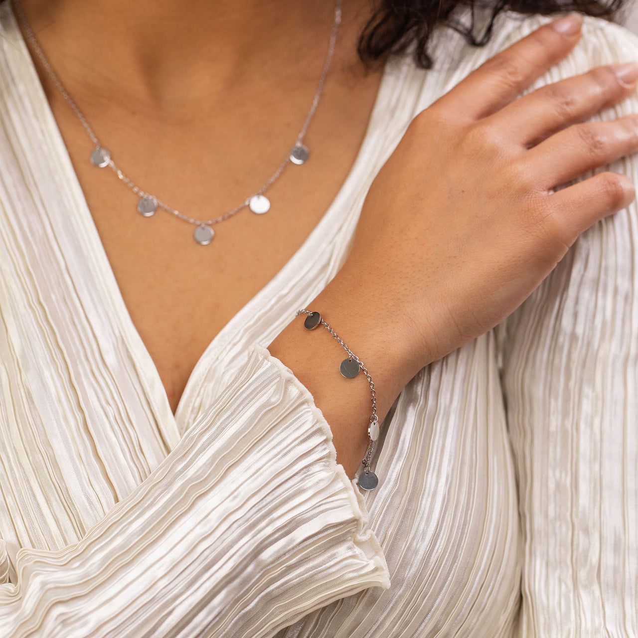 Kalea Armband aus nickelfreiem Silber mit zierlichen Plättchen, elegant am Handgelenk von PURELEI getragen.