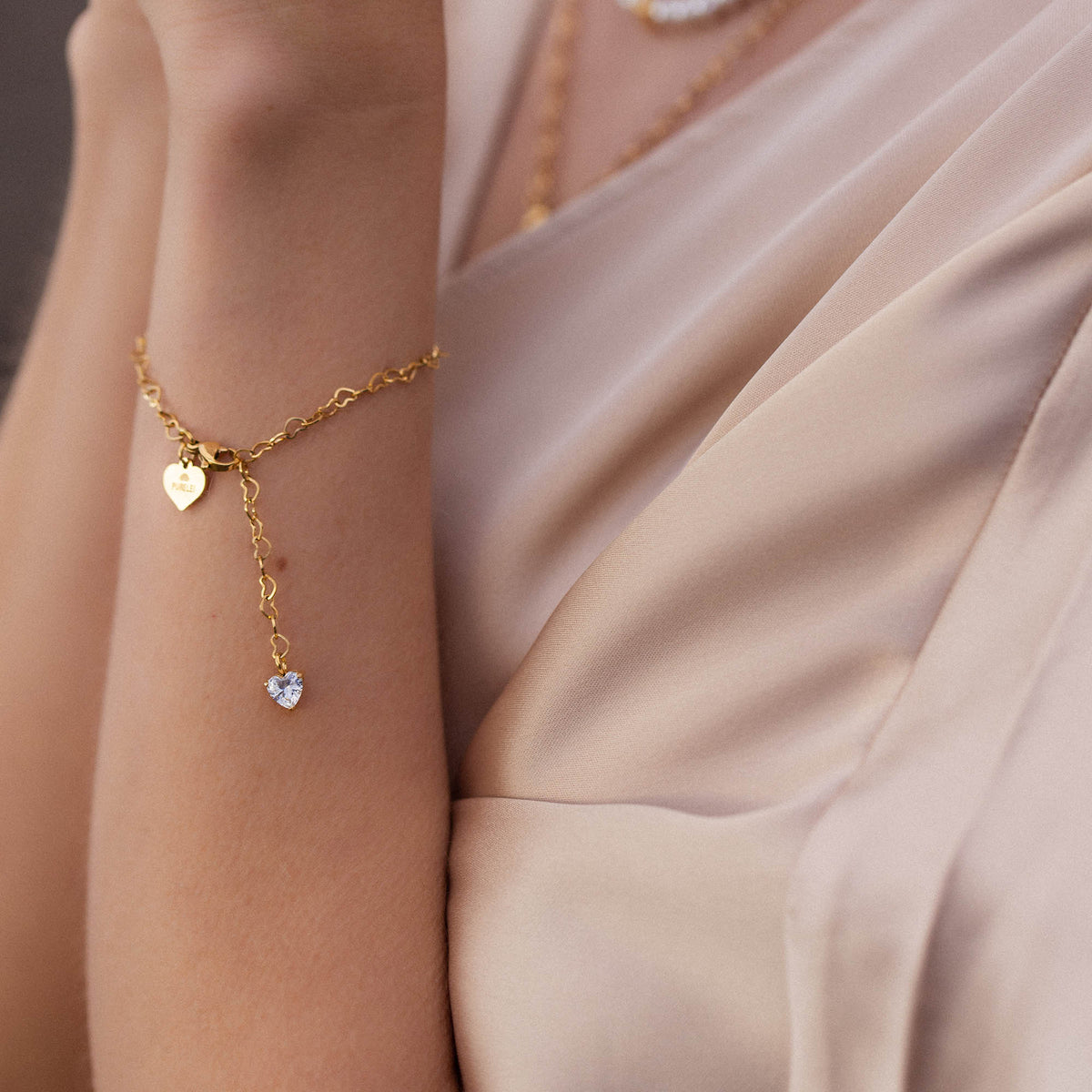 {"color":"Gold"}