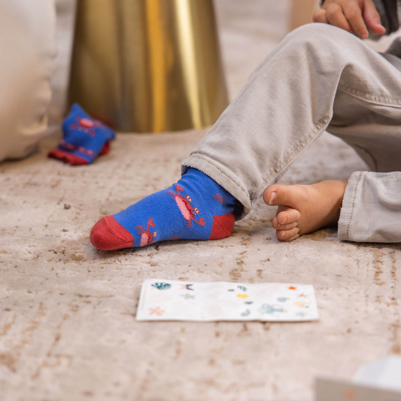 Kindersocken Crabs in Blau und Rot mit Krabbenmotiv, weich und gemütlich, PURELEI, verspielt und kindgerecht.
