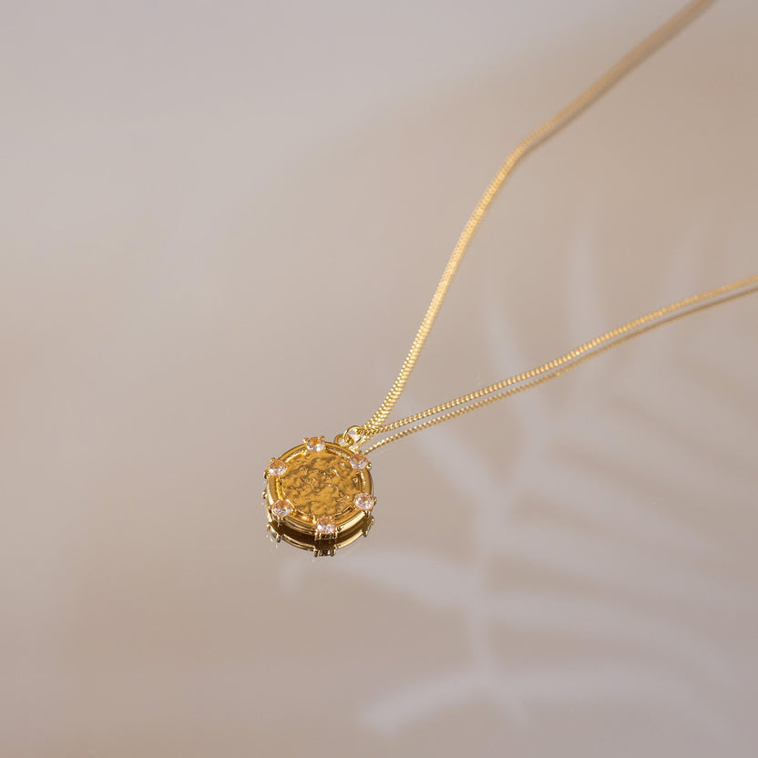 Filigrane Volcano Kette (Earth) in 18K Gold mit strukturiertem Coin und Zirkonia, elegant und nickelfrei von PURELEI.