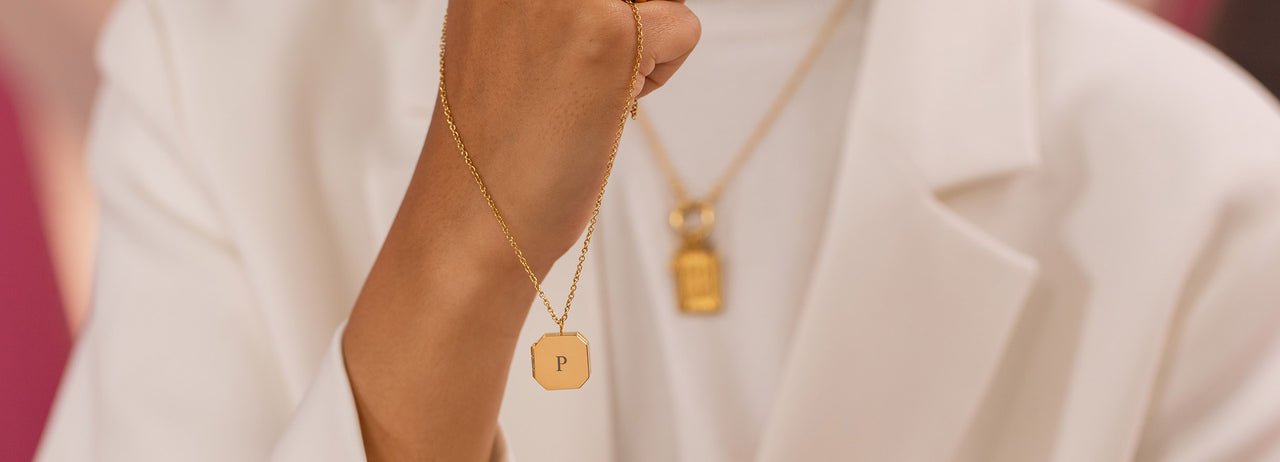 PURELEI Gravur-Service Amulett Heartbeat Kette in Gold, edel und feminin, minimalistisch am Handgelenk getragen.