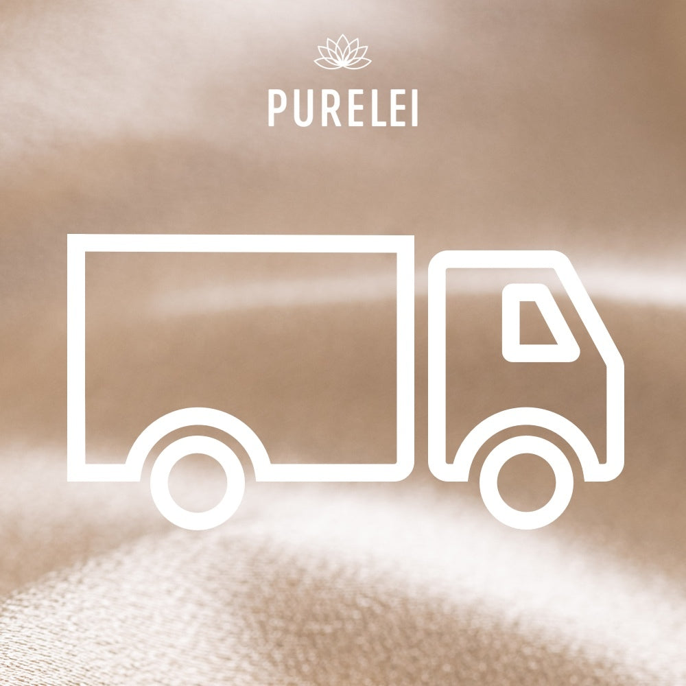 PURELEI Free Shipping Symbol vor warmem, eleganten Stoffhintergrund in natürlicher, femininer Ästhetik