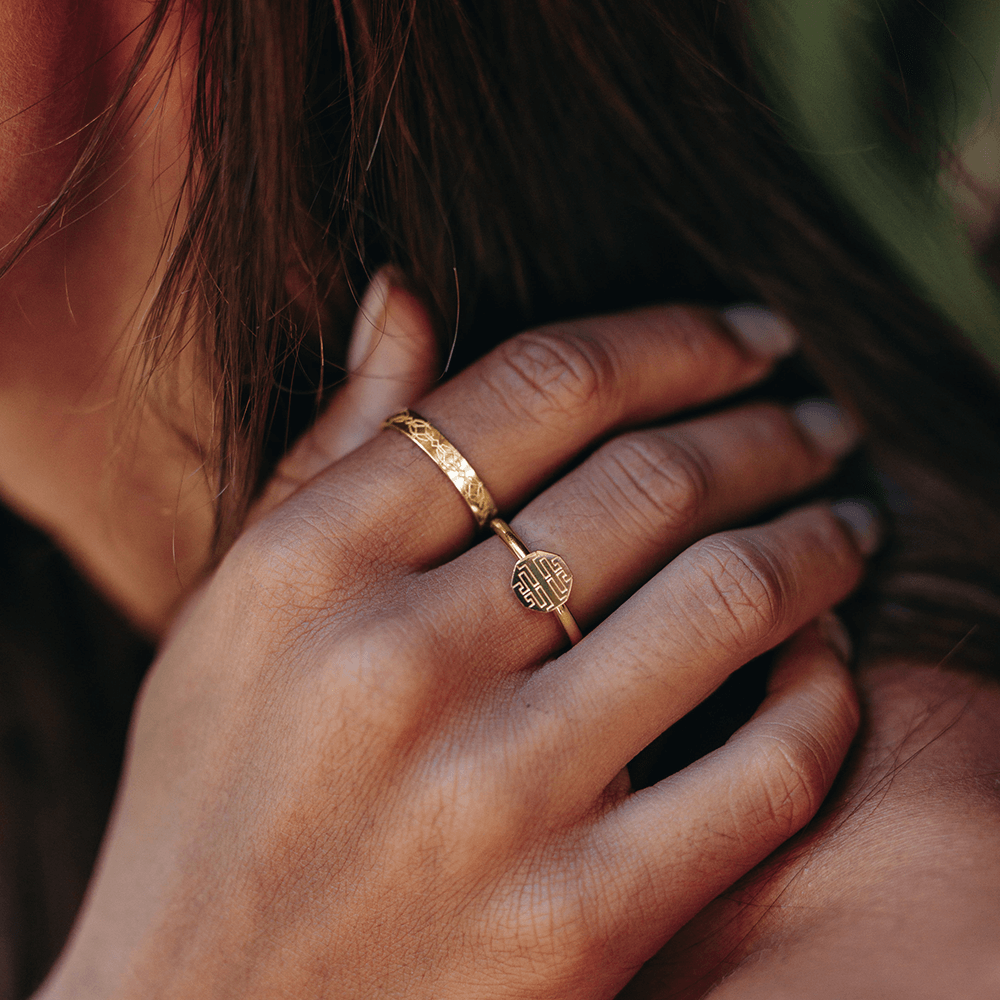 Eleganter Ka Pua Ring aus 18K Roségold mit exotischem Muster, PURELEI, warm und feminin getragen am Finger.