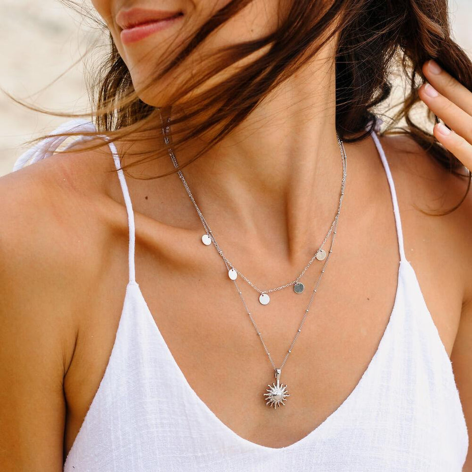 Kailua Ketten-Set von PURELEI, nickelfreie silberne Layering-Ketten mit Sonne-Anhänger, leichte Strandstimmung und Eleganz