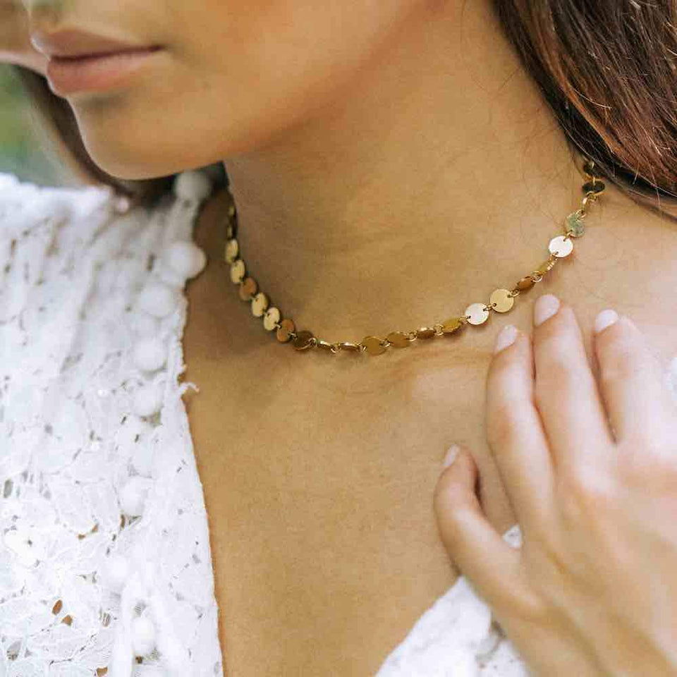 PURELEI Kalani Kette aus 18K vergoldetem Edelstahl mit kleinen Plättchen, elegant am Hals getragen, feminine Leichtigkeit