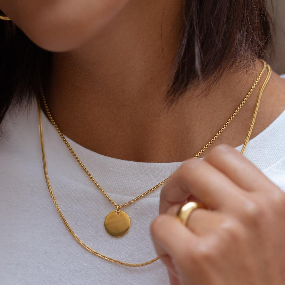 PURELEI Kumu O Coin Kette aus 18K vergoldetem Edelstahl mit rundem Anhänger, clean & elegant am Hals getragen