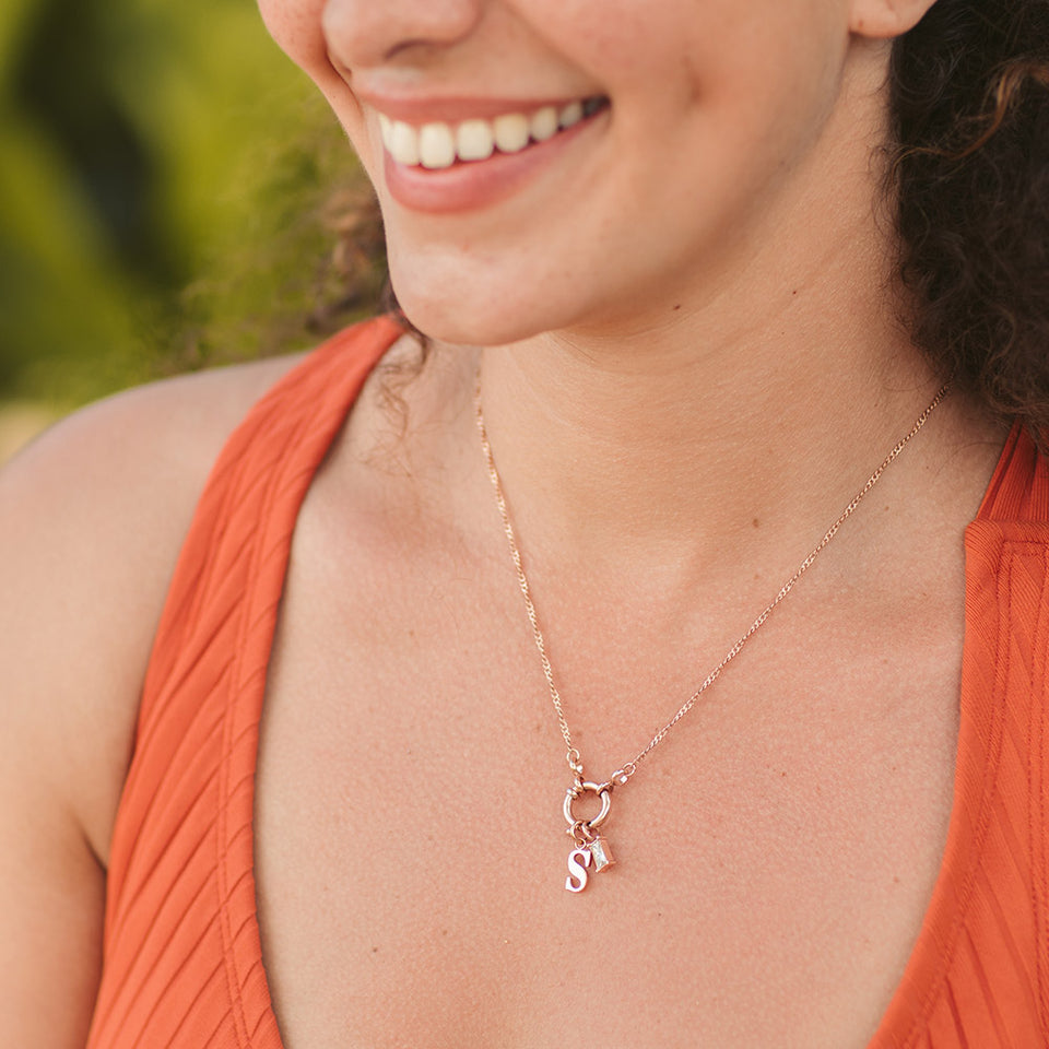 PURELEI Pure S Charm Roségold-Anhänger an feiner Kette, elegant und feminin, getragen im warmen Sonnenlicht