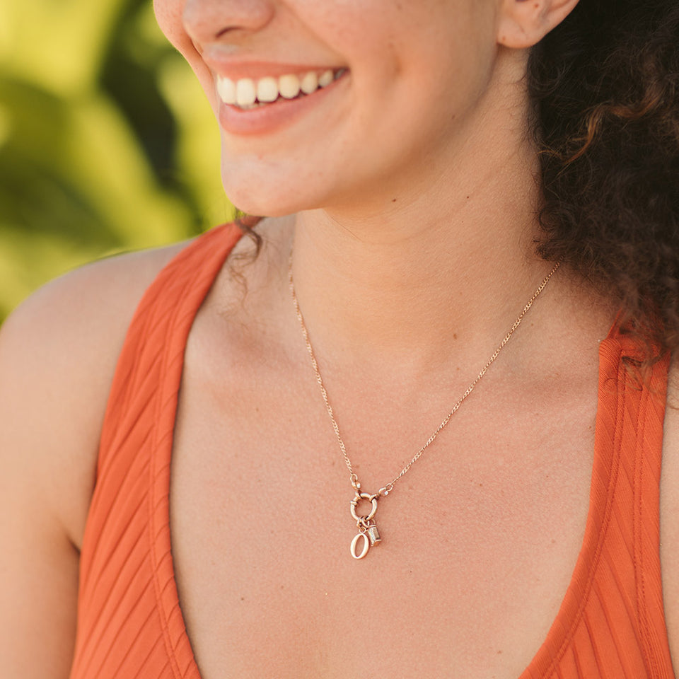 Purelei Pure O Charm in 18K Gold vergoldet, filigraner Buchstaben-Anhänger an zarter Kette, elegant und feminin.