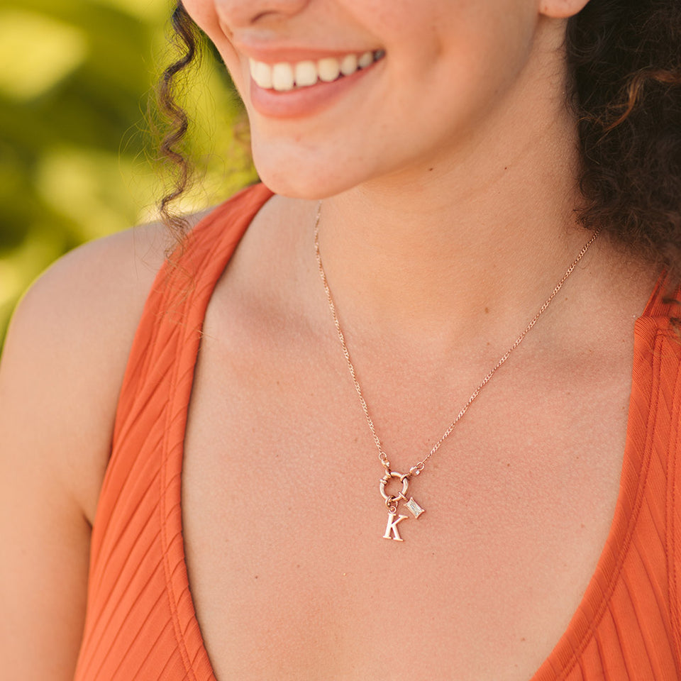 PURELEI Pure K Charm Anhänger in Roségold, filigran an Kette getragen, feminine und elegante Island-Ästhetik.