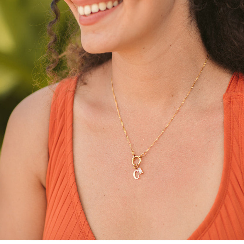 PURELEI Pure C Charm Goldanhänger an feiner Kette, elegant und feminin, inspiriert von Aloha-Spirit